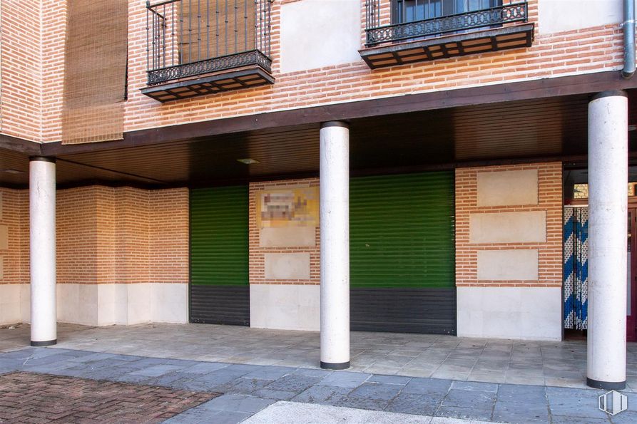 Retail for rent at Zona centro, Tielmes, Madrid, 28550 with window blind, property, building, shade, window, wood, fixture, road surface, brick and public space around