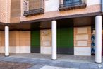 Local en alquiler en Zona centro, Tielmes, Madrid, 28550 con persiana de la ventana, propiedad, edificio, sombra, ventana, madera, accesorio, superficie de la carretera, ladrillo y espacio público alrededor