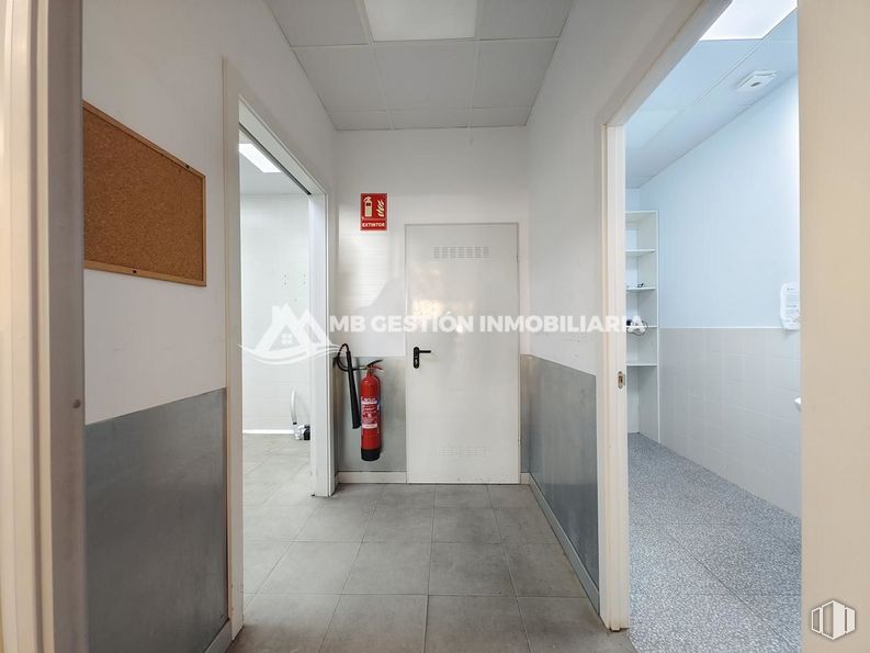 Local en alquiler en Calle Portugal, Fuenlabrada, Madrid, 28942 con puerta, propiedad, accesorio, interiorismo, edificio, hall, suelo, propiedad material, suelos y techo alrededor