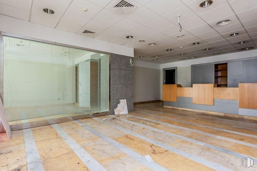 Retail for sale at Plaza Pablo Picasso, Alcobendas, Madrid, 28100 with property, hall, flooring, floor, fixture, wood, ceiling, tile flooring, hardwood and composite material around