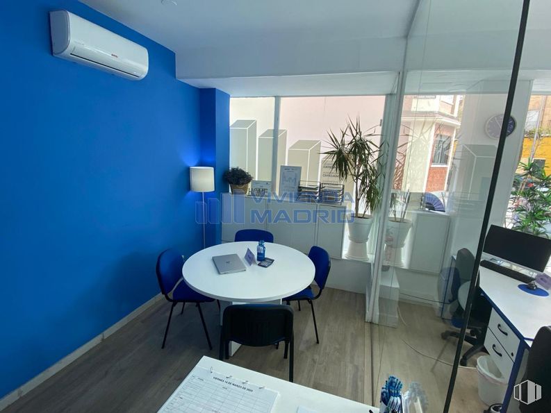 Retail for rent at Calle Eduardo Marquina, Carabanchel, Madrid, 28019 with chair, kitchen & dining room table, light fixture, lighting, table, table top, furniture, interior design, flooring and floor around