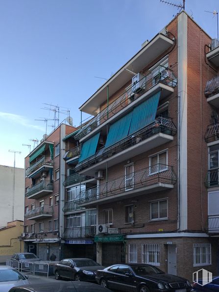 Local en venta en Calle Carlos Domingo, 6, La Latina, Madrid, 28047 con coche, edificio, cielo, vehículo terrestre, rueda, propiedad, neumático, vehículo, infraestructura y ventana alrededor