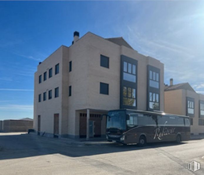 Local en venta en Avenida San Luis, Yepes, Toledo, 45313 con autobús, ventana, casa, edificio, cielo, rueda, nube, vehículo, neumático y inmobiliario alrededor