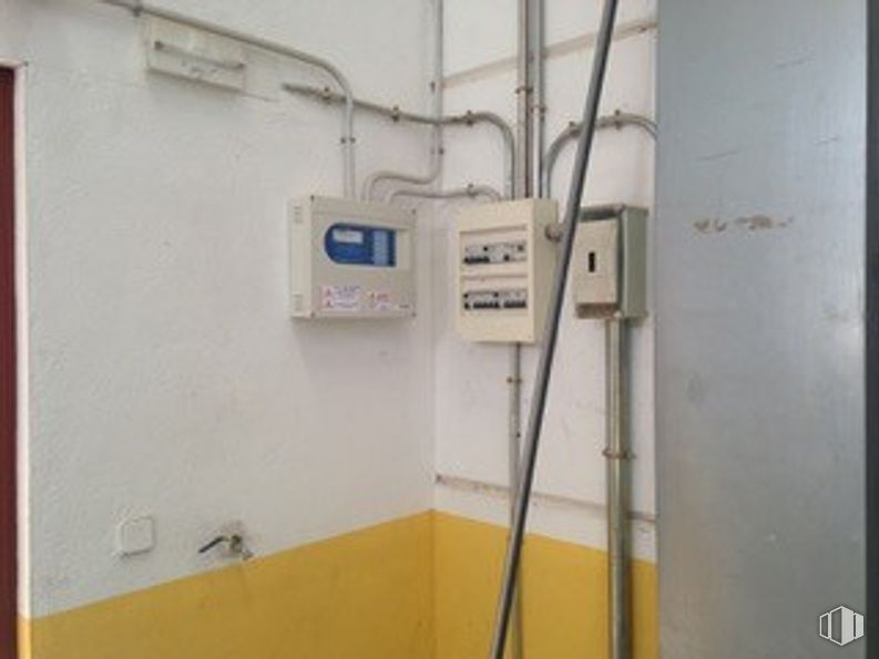 Industrial for rent at Calle Granada, Valdemoro, Madrid, 28341 with wall, technology, electrical cable, machine, electrical wiring, electrical supply, electrical enclosure, plaster and wire around