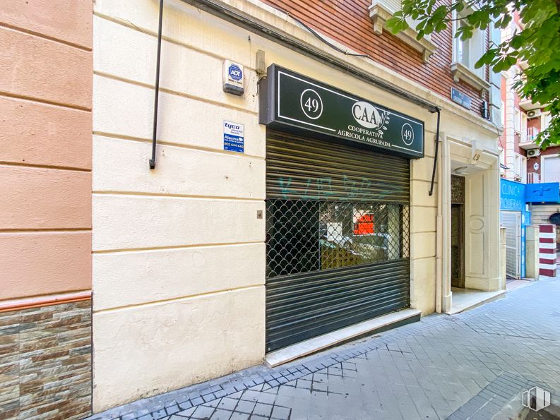 Local en venta en Calle Cristóbal Bordiú, Chamberí, Madrid, 28003 con edificio, accesorio, superficie de la carretera, madera, fachada, ladrillo, material compuesto, acera, ciudad y carretera alrededor