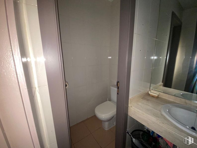 Retail for sale & for rent at Calle Emiliano Barral, Ciudad Lineal, Madrid, 28043 with sink, toilet, mirror, property, bathroom, building, purple, plumbing fixture, tap and bathroom sink around