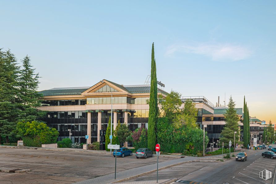 Oficina en alquiler en Campus Ática, Avenida Europa, 26, Pozuelo de Alarcón, Madrid, 28223 con edificio, cielo, planta, propiedad, árbol, nube, zona residencial, coche, diseño urbano y ciudad alrededor