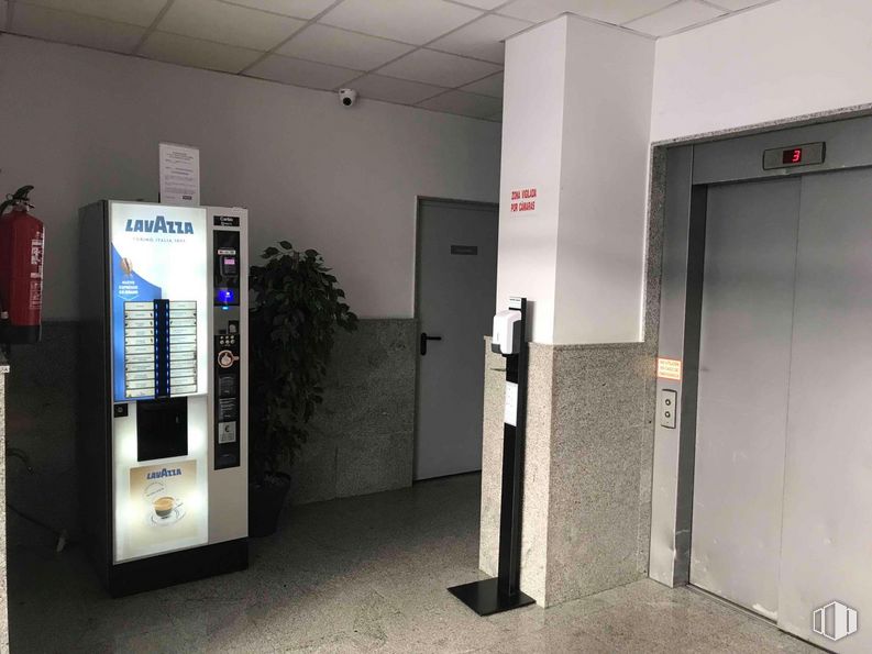 Oficina en alquiler en Parque empresarial Valdelacasa, Alcobendas, Madrid, 28100 con puerta, productos envasados, edificio, accesorio, gas, suelos, máquina, techo, habitación y electrodomésticos alrededor