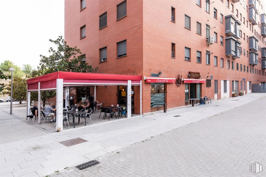 Local en venta en Calle Gainza, Usera, Madrid, 28041 con edificio, persona, ventana, superficie de la carretera, cielo, diseño urbano, acera, casa, carretera y fachada alrededor