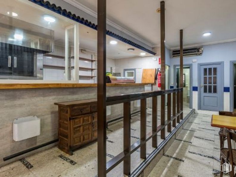 Local en alquiler y venta en Calle Ezequiel Solana, 111, Ciudad Lineal, Madrid, 28017 con ebanistería, mueble, madera, suelos, suelo, accesorio, pared, estantería, madera dura y inmobiliario alrededor