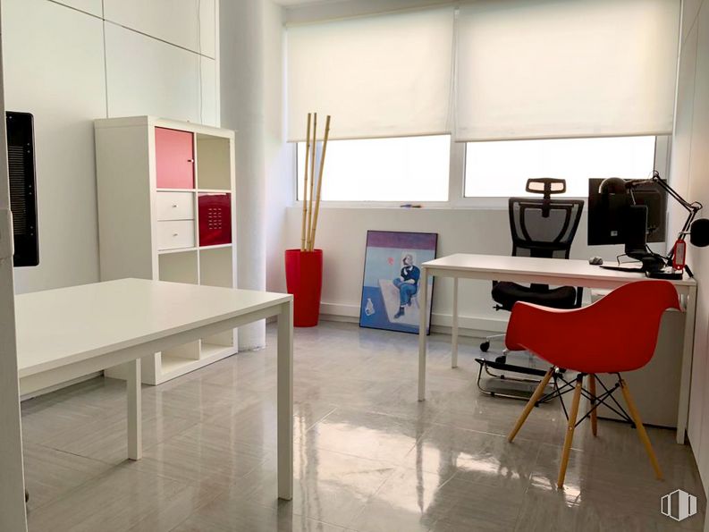 Office for rent at Calle Embajadores, 187, Arganzuela, Madrid, 28045 with chair, table, lighting, furniture, building, desk, office chair, interior design, computer keyboard and floor around