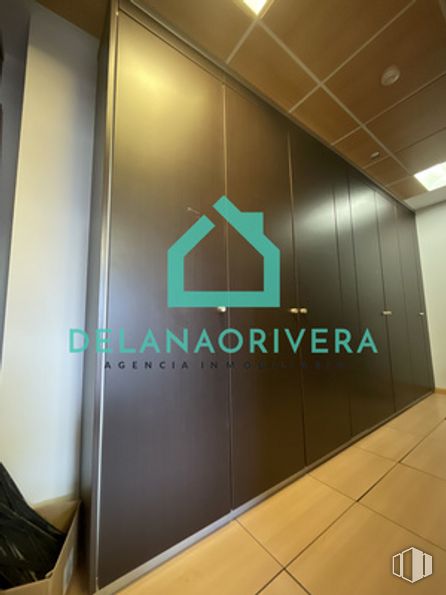 Oficina en alquiler en Calle Perú, Las Rozas de Madrid, Madrid, 28290 con ebanistería, edificio, madera, accesorio, diseño de interiores, suelo, rectángulo, piso, exterior automotriz y fuente alrededor