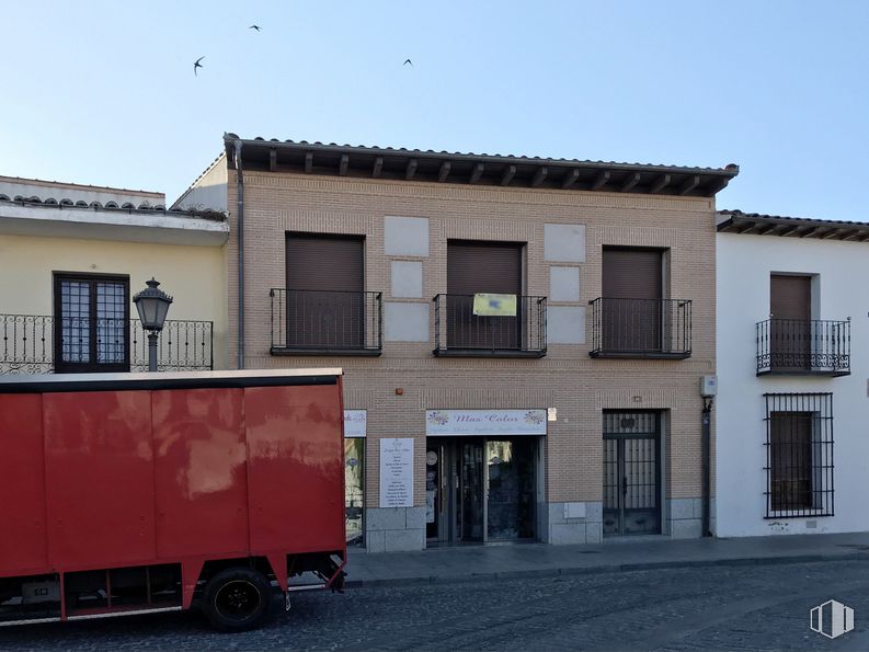 Office for rent at Calle Libertad, Navalcarnero, Madrid, 28600 with wheel, window, sky, tire, building, vehicle, bird, asphalt, door and house around