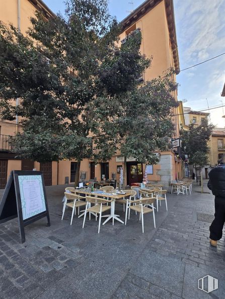 Retail for rent at Plaza Puerta Cerrada, Centro, Madrid, 28005 with chair, furniture, outdoor table, shade, restaurant and outdoor furniture around