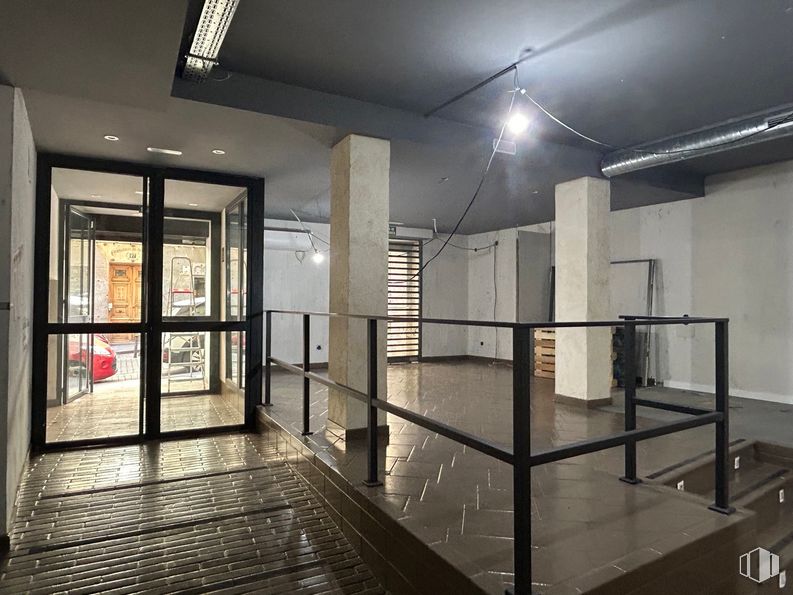 Retail for rent at Calle San Andrés, 38, Centro, Madrid, 28004 with light fixture, door, interior design, fixture, flooring, floor, line, hall, ceiling and glass around