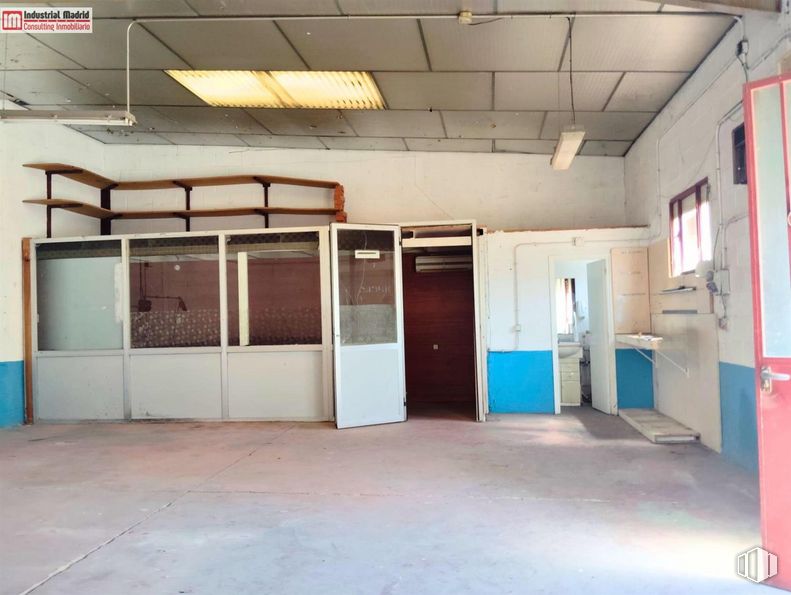 Industrial for sale at Polígono Industrial San Sebastián, Arganda del Rey, Madrid, 28500 with lighting, light fixture, door, building, fixture, interior design, flooring, floor, real estate and gas around