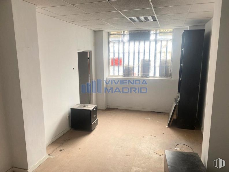 Retail for rent at Calle Condes de Barcelona, 12, Carabanchel, Madrid, 28019 with window, floor, glass and building material around