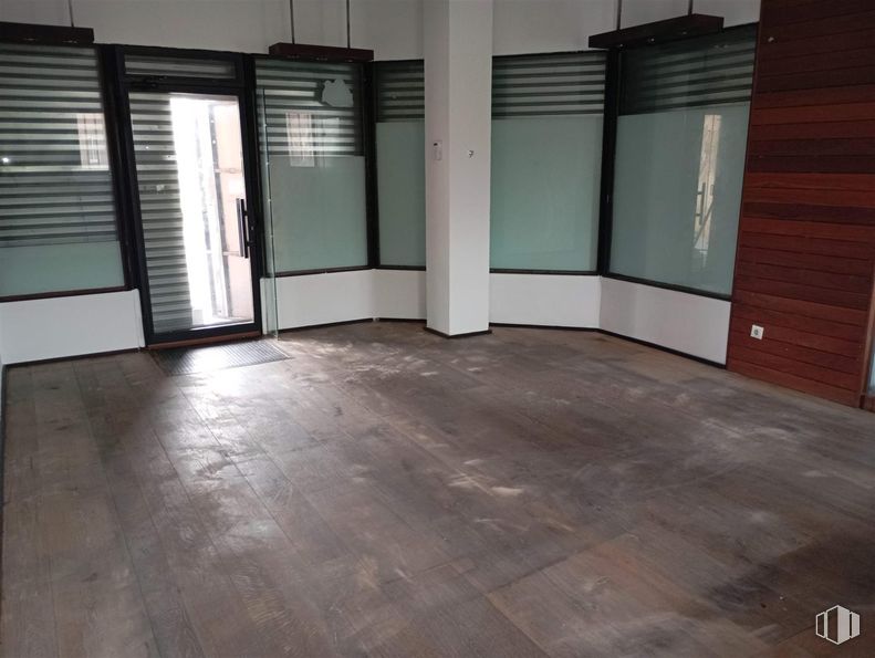 Retail for sale at Plaza Colón, 1, Arganda del Rey, Madrid, 28500 with window blind, flooring, floor, wood, wood flooring, interior design, laminate flooring, hardwood, wood stain and hall around