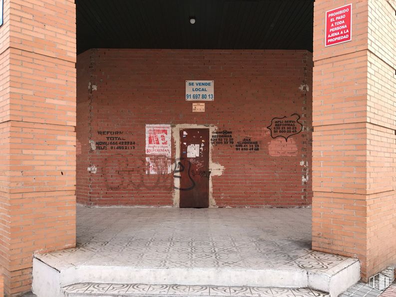 Local en alquiler y venta en Calle Fuendetodos, Fuenlabrada, Madrid, 28944 con ladrillo, albañilería, superficie de carretera, puerta, madera, fachada, fuente, material de construcción, acera y edificio alrededor