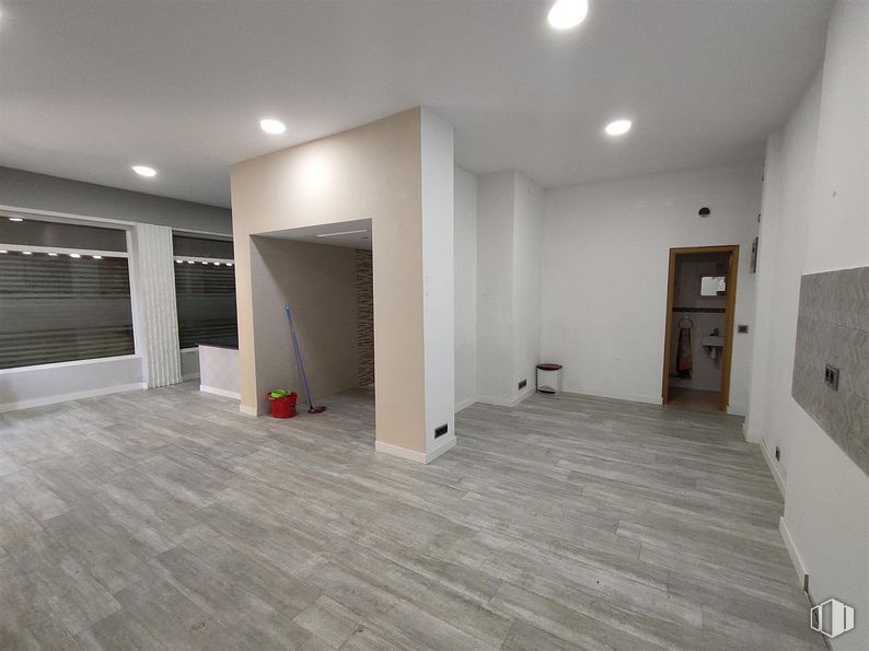 Local en alquiler y venta en Calle Isaac Peral, 3, Móstoles, Madrid, 28937 con puerta, edificio, accesorio, madera, hall, interiorismo, suelos, suelo, inmobiliario y madera dura alrededor