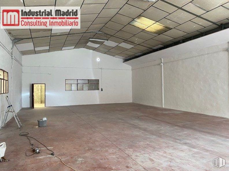 Industrial for sale at Polígono El Guijar, Arganda del Rey, Madrid, 28500 with window, property, hall, floor, flooring, wall, wood, ceiling, building and concrete around