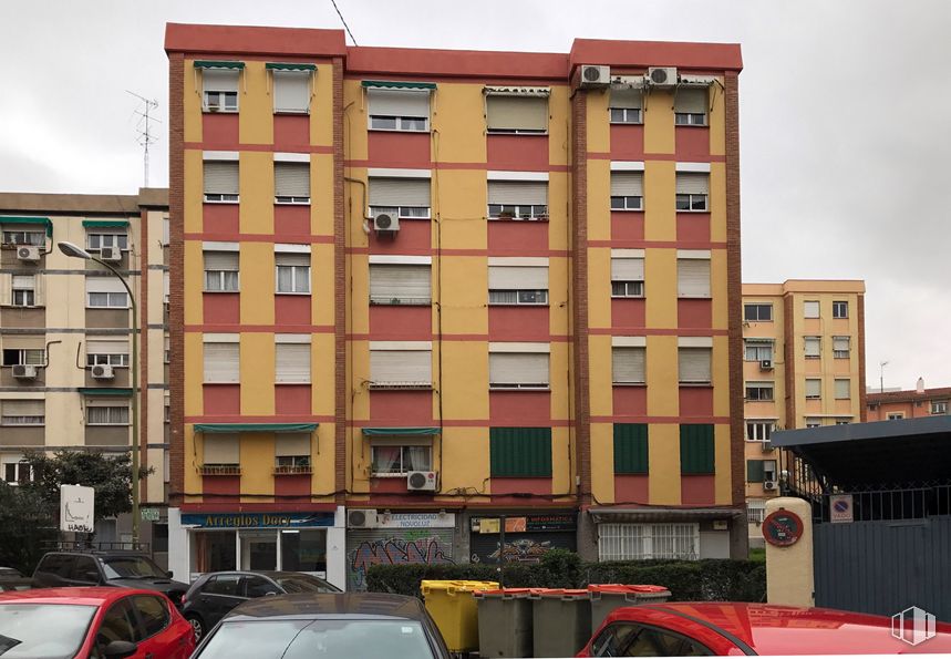 Local en alquiler y venta en Travesía Poeta Blas de Otero, 6, Ciudad Lineal, Madrid, 28017 con coche, edificio, propiedad, ventana, vehículo, bloque de torre, diseño urbano, condominio, exterior automotriz y barrio alrededor