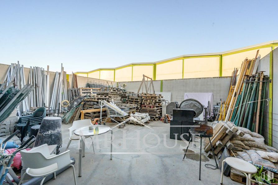 Industrial for sale at Calle Costa del Sol, Yuncos, Toledo, 45210 with composite material, metal, building material, steel, aluminium and plywood around