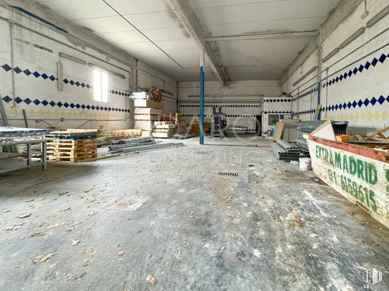 Industrial for sale at Avenida Colada de Pozuelo, Alcorcón, Madrid, 28925 with floor, flooring, ceiling, composite material, concrete, hall, tile, building material, net and aluminium around