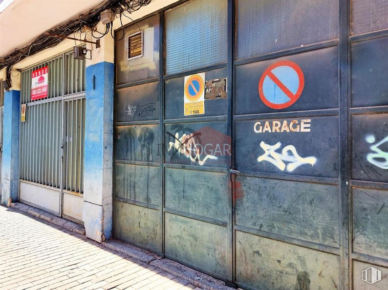 Industrial for sale at Zona Estación, Ávila, 05001 with building, facade, metropolitan area, art, city, street, advertising, sidewalk, mural and electric blue around