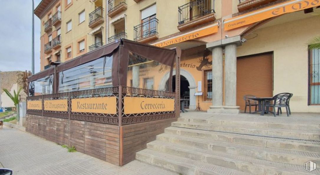 Retail for sale & for rent at Avenida Real Fábrica de Sedas, 4, Talavera de la Reina, Toledo, 45600 with window, building, wood, urban design, road surface, residential area, shade, facade, chair and city around