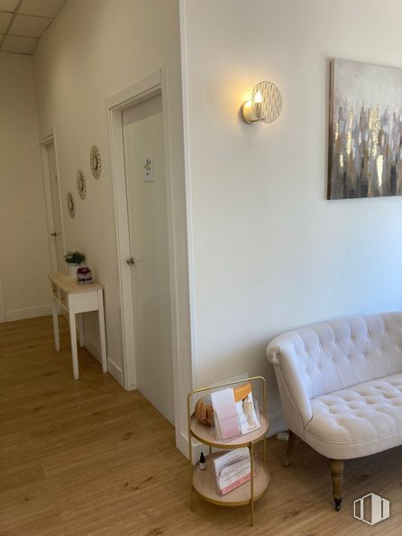 Retail for rent at Zona Centro, Azuqueca de Henares, Guadalajara, 19200 with light fixture, lighting, table, couch, property, building, picture frame, wood, flooring and interior design around