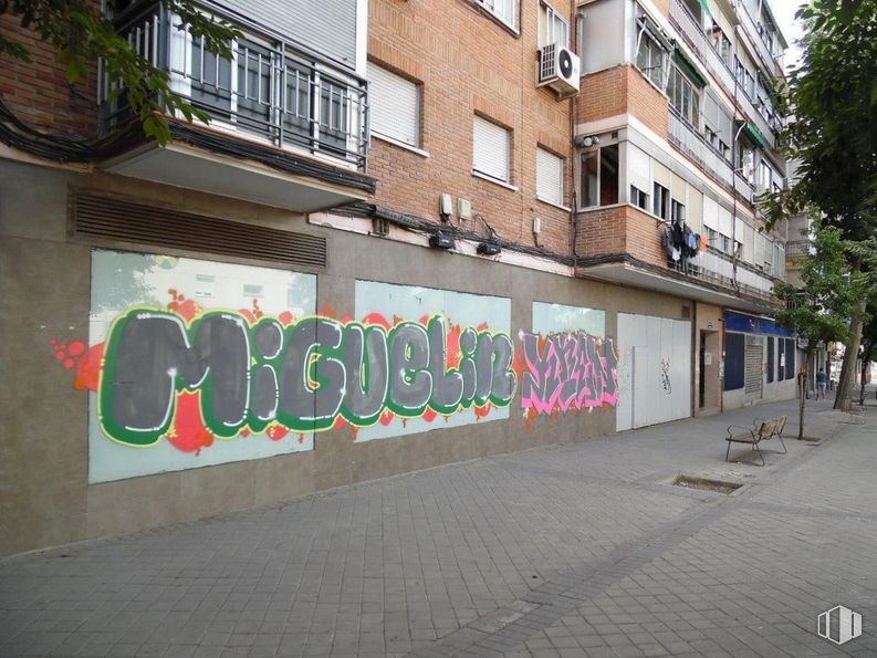 Retail for sale at Calle San Jaime, Villa de Vallecas, Madrid, 28031 with building, window, road surface, architecture, graffiti, art, urban design, paint, house and facade around