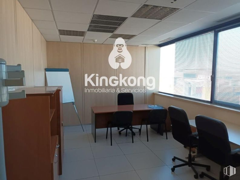 Office for rent at Polígono industrial Las Monjas, Torrejón de Ardoz, Madrid, 28850 with chair, desk, window, window blind, interior design, ceiling, flooring, furniture, floor and office chair around