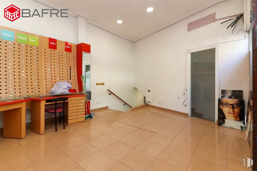 Local en venta en Casco antiguo, San Sebastián de los Reyes, Madrid, 28700 con puerta, escritorio, mesa, propiedad, madera, interiorismo, suelos, suelo, hall y edificio alrededor