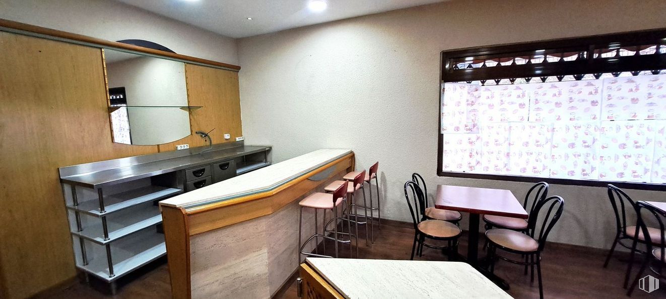 Retail for rent at Calle Panaderos, Manzanares el Real, Madrid, 28410 with chair, table, kitchen & dining room table, property, furniture, wood, real estate, mirror, fixture and flooring around