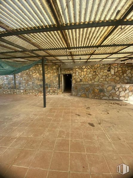 Retail for sale at Avenida Playa de Escalona, Escalona, Toledo, 45910 with wood, shade, floor, flooring, plant, brick, road surface, ceiling, tints and shades and composite material around