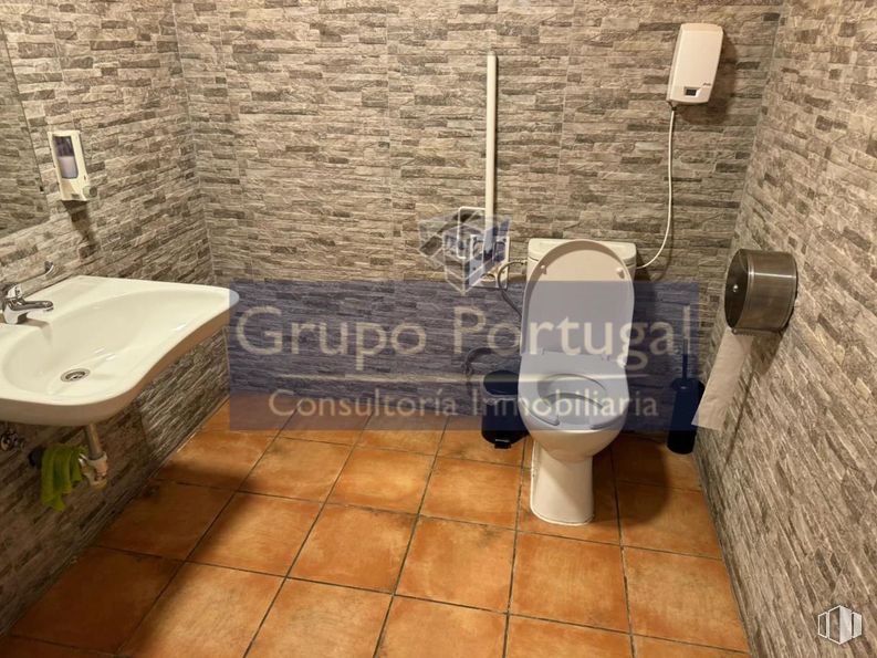 Local en alquiler en Barrio de Santo Domingo, Alcorcón, Madrid, 28921 con inodoro, fregadero, asiento del inodoro, cuarto de baño, accesorios de fontanería, suelos, suelo, fontanería, lavabo y azulejo alrededor