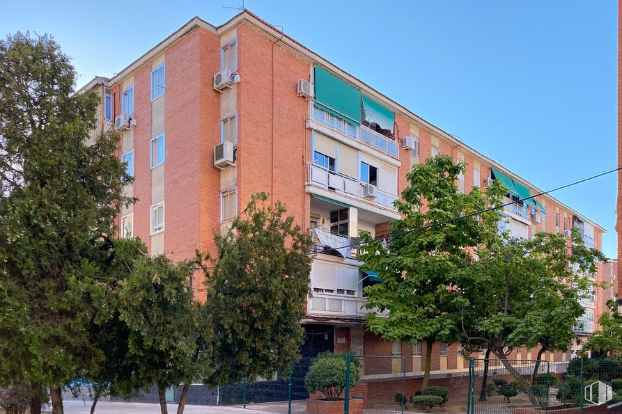 Local en alquiler y venta en Calle Alfonso X el Sabio, 22, Parla, Madrid, 28980 con edificio, cielo, ventana, árbol, planta, diseño urbano, condominio, bloque de torres, zona residencial y barrio alrededor