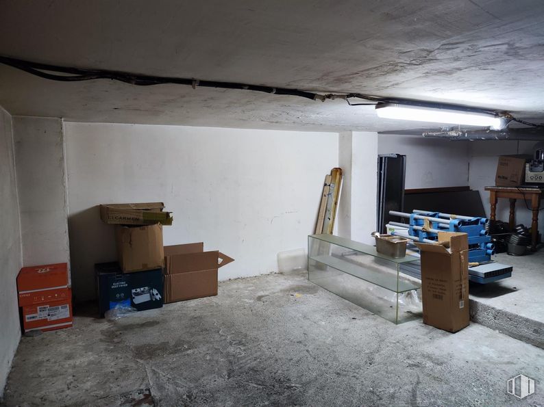 Retail for rent at Calle Rusia, San Blas - Canillejas, Madrid, 28022 with shipping box, box, flooring, wood, floor, wall, building, hardwood, house and gas around