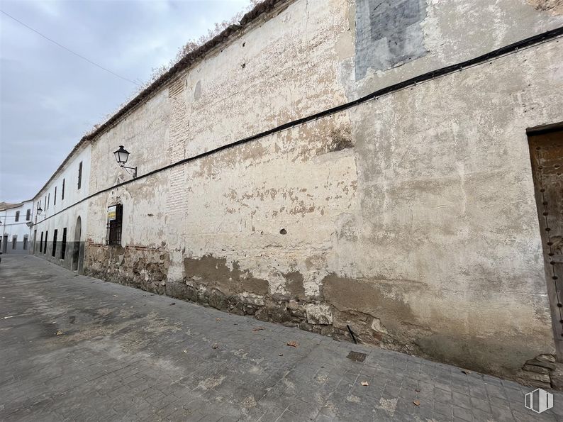 Land for sale at Calle Francos, 11, Orgaz, Toledo, 45450 with sky, cloud, road surface, asphalt, building, wood, window, tints and shades, tree and composite material around