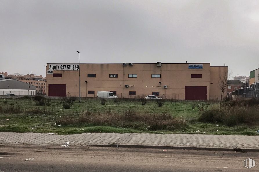 Industrial for rent at Calle Turín, 15, Parla, Madrid, 28980 with building, house, sky, plant, window, land lot, asphalt, cloud, residential area and landscape around