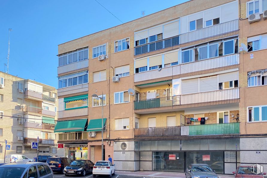 Local en alquiler y venta en Calle Alfonso X El Sabio, 17, Parla, Madrid, 28980 con coche, edificio, neumático, cielo, rueda, luz de estacionamiento automotriz, ventana, vehículo, bloque de torres y diseño urbano alrededor