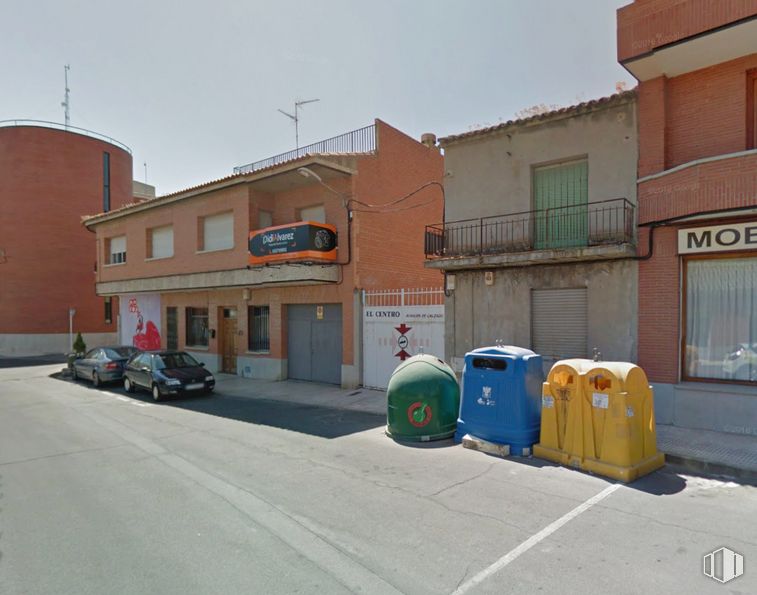 Retail for sale at Plaza Antonio Rivera, Fuensalida, Toledo, 45510 with luggage & bags, building, sky, window, waste container, motor vehicle, vehicle, waste containment, tire and road surface around