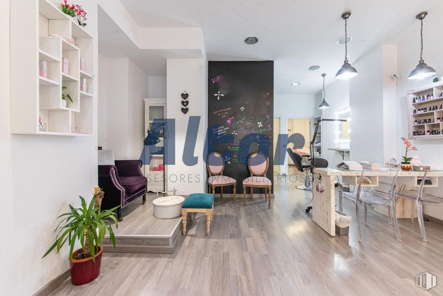 Local en alquiler y venta en Calle Fray Luis De León, Arganzuela, Madrid, 28012 con silla, lámpara, planta de interior, mesa de cocina y comedor, alumbrado, mesa, mueble, interiorismo, suelos y suelo alrededor