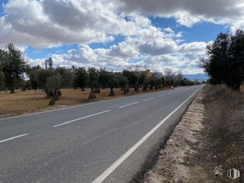 Land for sale at Carretera Sonseca - Casalgordo, Sonseca, Toledo, 45100 with cloud, sky, plant, road surface, tree, asphalt, natural landscape, land lot, tar and thoroughfare around