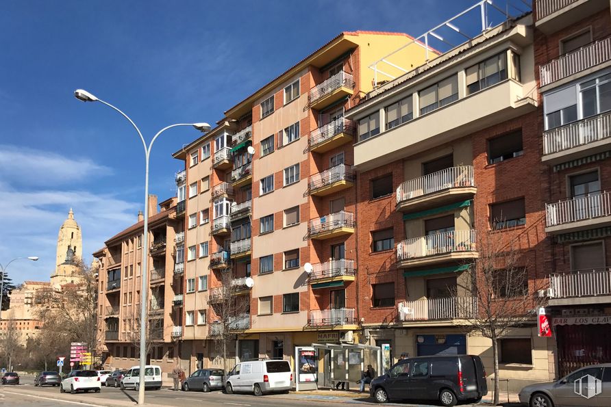 Retail for sale at Paseo Ezequiel González, Segovia, 40002 with car, lighting, building, wheel, tire, sky, cloud, window, vehicle and street light around