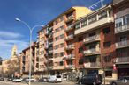 Retail for sale at Paseo Ezequiel González, Segovia, 40002 with car, lighting, building, wheel, tire, sky, cloud, window, vehicle and street light around