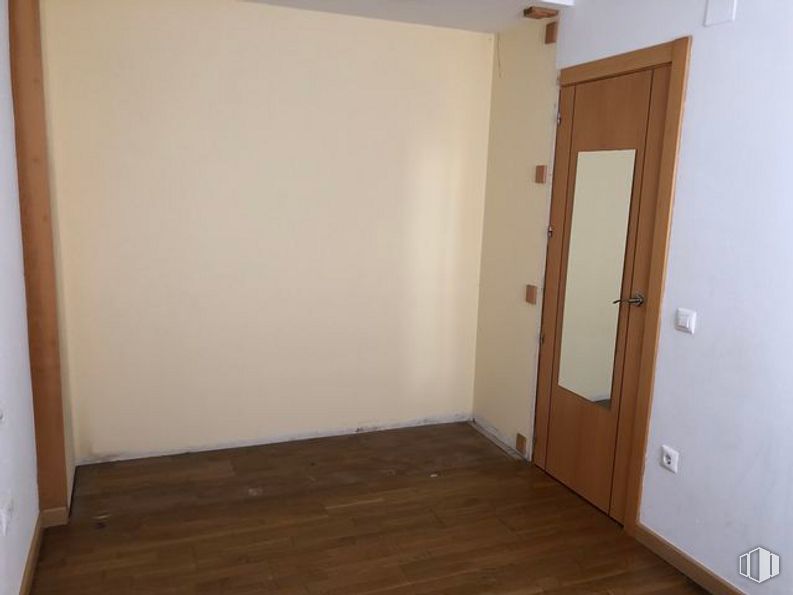 Retail for sale at Calle María Antonia Nebreda, Ávila, 05005 with door, fixture, building, wood, paint, flooring, floor, wood stain, house and dead bolt around