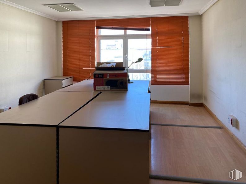 Oficina en alquiler en Zona Ciudad Lineal / Pueblo Nuevo, Ciudad Lineal, Madrid, 28017 con mueble, propiedad, mesa, edificio, madera, accesorio, ventana, suelos, suelo y interiorismo alrededor