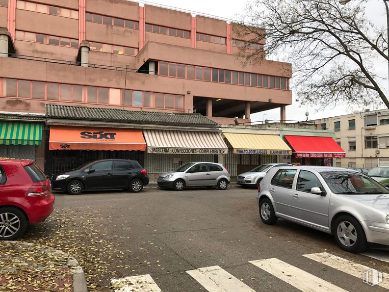 Local en venta en Calle Fuentenebro, 521, Barajas, Madrid, 28042 con coche, rueda, edificio, luz de estacionamiento automotriz, neumático, vehículo terrestre, vehículo, ventana, vehículo motorizado y placa de matrícula del vehículo alrededor